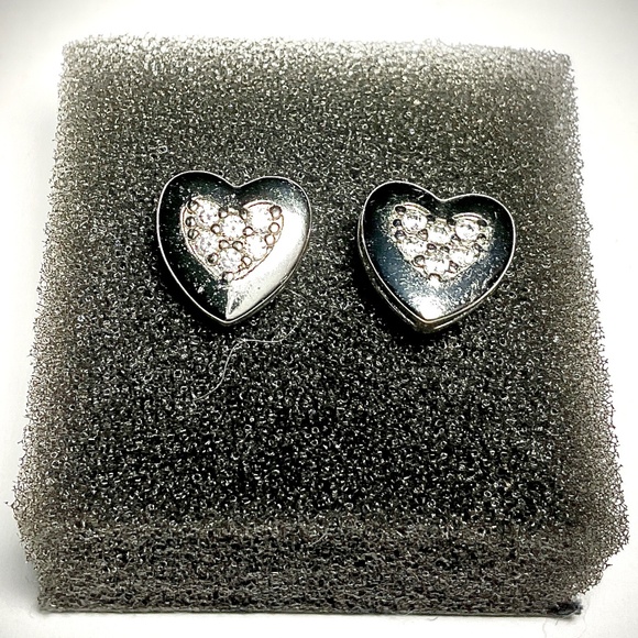 New Genevive Jewelry Heart Shaped Stud Earrings Rhodium Plating Cubic Zirconias - Picture 2 of 6